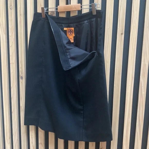 Tory Burch Black knee length Skirt with patent piping. - Picture 6 of 7